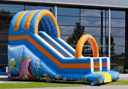 Achetez le toboggan Oceanworld aux couleurs gaies et au joli imprimé sur le mur du fond. Commandez des toboggans gonflables maintenant en ligne chez JB Gonflables France
