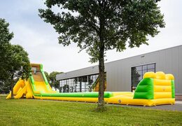 Opblaasbare super grote glijbaan van 46 meter in het groen met geel kopen