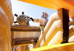 Toboggan gonflable spectaculaire en forme de bateau pirate avec des objets 3D sympas et des impressions en couleur pour les enfants. Achetez des toboggans gonflables maintenant en ligne chez JB Gonflables France