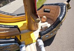 Achetez le toboggan gonflable parfait sur le thème du bateau pirate dans une forme frappante avec des objets 3D sympas et des impressions en couleur pour les enfants. Commandez des toboggans gonflables maintenant en ligne chez JB Gonflables France