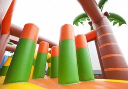 Achetez un parcours d'obstacles gonflable sur le thème de la jungle avec 7 éléments de jeu et des objets colorés pour les enfants. Commandez des parcours d'obstacles gonflables maintenant en ligne chez JB Gonflables France