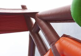 Commandez un parcours d'obstacles gonflable sur le thème de la jungle avec 7 éléments de jeu et des objets colorés pour les enfants. Achetez des parcours d'obstacles gonflables en ligne maintenant chez JB Gonflables France