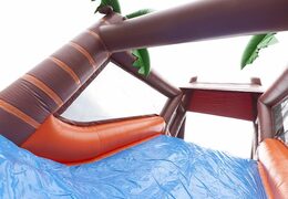 Parcours d'obstacles unique de 17 mètres de large sur le thème de la jungle avec 7 éléments de jeu et des objets colorés pour les enfants. Achetez des parcours d'obstacles gonflables en ligne maintenant chez JB Gonflables France