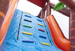 Achetez un parcours d'obstacles gonflable unique de 17 mètres de large sur le thème de la jungle avec 7 éléments de jeu et des objets colorés pour les enfants. Commandez des parcours d'obstacles gonflables maintenant en ligne chez JB Gonflables France