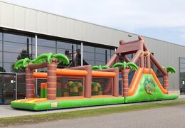 Achetez un parcours d'obstacles de 17 mètres de large sur le thème de la jungle avec 7 éléments de jeu et des objets colorés pour les enfants. Commandez des parcours d'obstacles gonflables maintenant en ligne chez JB Gonflables France