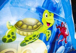 Commandez un parcours d'obstacles de surf modulaire de 13,5 mètres de long avec des objets 3D appropriés pour les enfants. Achetez des parcours d'obstacles gonflables en ligne maintenant chez JB Gonflables France