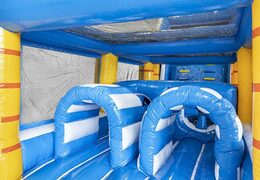 Parcours d'obstacles de 13,5 mètres de long sur le thème du surf avec des objets 3D adaptés aux enfants. Commandez des parcours d'obstacles gonflables maintenant en ligne chez JB Gonflables France