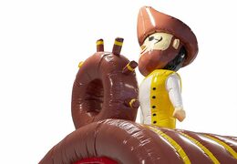 Achetez un parcours d'obstacles gonflable de 9 mètres avec des objets 3D sur le thème du bateau pirate pour les enfants. Commandez des parcours d'obstacles gonflables maintenant en ligne chez JB Gonflables France
