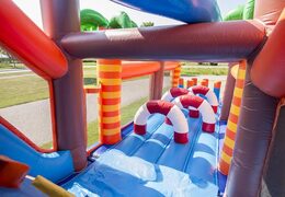 Achetez un parcours d'obstacles gonflable sur le thème des requins avec 7 éléments de jeu et des objets colorés pour les enfants. Commandez des parcours d'obstacles gonflables maintenant en ligne chez JB Gonflables France