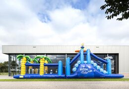 Achetez un parcours d'obstacles gonflable unique de 17 mètres de large sur le thème du surf avec 7 éléments de jeu et des objets colorés pour les enfants. Commandez des parcours d'obstacles gonflables maintenant en ligne chez JB Gonflables France