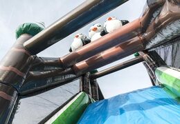 Achetez un parcours d'obstacles gonflables de 17 mètres de large sur le thème de l'hiver avec 7 éléments de jeu et des objets colorés pour les enfants. Commandez des parcours d'obstacles gonflables maintenant en ligne chez JB Gonflables France