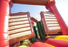 Commandez un parcours d'obstacles gonflable de 17 mètres de large sur le thème du cow-boy avec 7 éléments de jeu et des objets colorés pour les enfants. Achetez des parcours d'obstacles gonflables en ligne maintenant chez JB Gonflables France