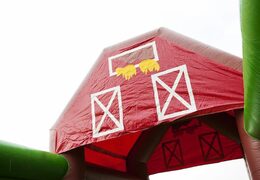 Commandez un parcours d'obstacles gonflable de 17 mètres de large sur le thème de la ferme pour les enfants. Achetez des parcours d'obstacles gonflables en ligne maintenant chez JB Gonflables France