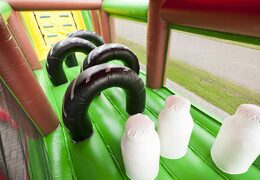 Parcours d'obstacles gonflable unique de 17 mètres de large sur le thème de la ferme avec 7 éléments de jeu et des objets colorés à acheter pour les enfants. Commandez des parcours d'obstacles gonflables maintenant en ligne chez JB Gonflables France