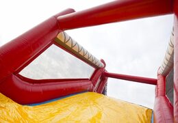 Commandez un parcours d'obstacles gonflable unique de 17 mètres de large sur le thème des pompiers pour les enfants. Achetez des parcours d'obstacles gonflables en ligne maintenant chez JB Gonflables France