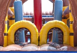 Commandez un parcours d'obstacles gonflable unique de 17 mètres de large sur le thème des pirates pour les enfants. Commandez des parcours d'obstacles gonflables maintenant en ligne chez JB Gonflables France