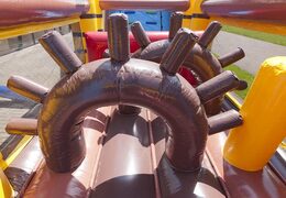 Commandez un parcours d'obstacles gonflable sur le thème des pirates avec 7 éléments de jeu et des objets colorés pour les enfants. Achetez des parcours d'obstacles gonflables en ligne maintenant chez JB Gonflables France