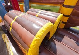 Parcours d'obstacles gonflables sur le thème des pirates avec 7 éléments de jeu et objets colorés pour les enfants à acheter maintenant. Commandez des parcours d'obstacles gonflables maintenant en ligne chez JB Gonflables France