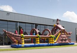 Achetez un parcours d'obstacles gonflable sur le thème des pirates de 17 mètres de large avec 7 éléments de jeu et des objets colorés pour les enfants. Commandez des parcours d'obstacles gonflables maintenant en ligne chez JB Gonflables France