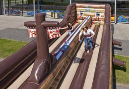Opblaasbare Bungeerun springkussen spel te koop voor zeskamp dorpsfeest actie in thema piraat voor kids bij JB Inflatables