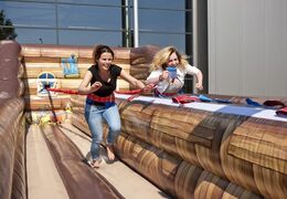 Opblaasbare Bungeerun springkasteel spel kopen voor zeskamp dorpsfeest actie in thema piraat voor kids bij JB Inflatables