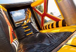 Cours d'assaut sur le thème de la méga tension chez JB Inflatables