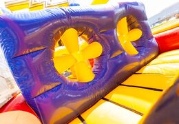 Mega parcours d'assaut High Voltage Adventure Run avec ordre de thème de tension chez JB Inflatables