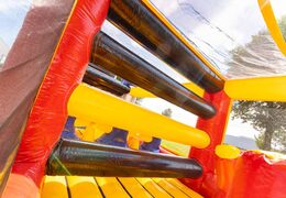 Achetez un grand parcours du combattant High Voltage Adventure Run avec le thème de la tension chez JB Inflatables