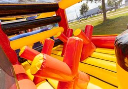 Commandez un grand parcours d'assaut High Voltage Adventure Run avec le thème de la tension de JB Inflatables