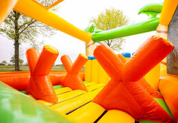 Achetez un grand parcours d'obstacles sur le thème de la jungle chez JB Inflatables