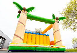 Commandez un grand parcours d'obstacles sur le thème de la jungle chez JB Inflatables