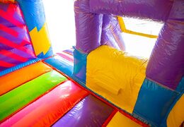 Coussin d'air gonflable avec toboggan en fête des animaux et beaucoup de couleurs à vendre pour les enfants