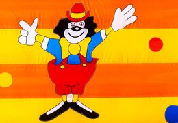 Clown aux couleurs gaies sur gonflable
