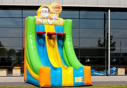 Jeu gonflable aux couleurs vert, jaune, bleu et orange