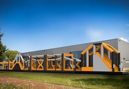 Méga château gonflable avec obstacles