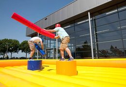 Château gonflable sur le thème du jeu de gladiateur