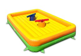 Les gladiateurs jouent les uns contre les autres sur un château gonflable