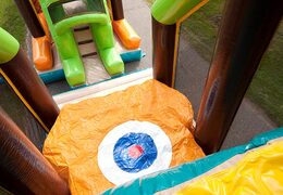 Sautez sur un château gonflable avec parcours d'obstacles