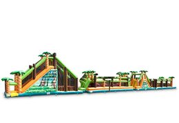 Grand château gonflable avec parcours d'obstacles sur le thème de la jungle