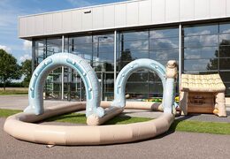 Piste de course sur le thème de l'Ouest