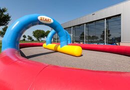 Piste de course de couleur bleue, jaune et rouge