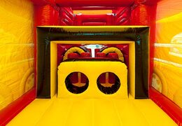 Obstacles dans un château gonflable de couleur rouge et jaune