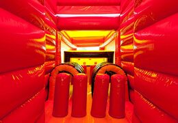 Obstacles sur le parcours du château gonflable