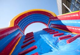 Grimper sur une piste de danse de baignoire