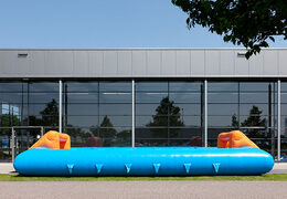 Achetez un baby-foot gonflable bleu orange avec un système unique de glissières d'embarquement pour les enfants. Commandez le baby-foot gonflable maintenant en ligne chez JB Inflatables Pays-Bas