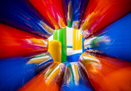 Trou pour ramper dans le module Pillar Dodge du parcours du combattant modulaire