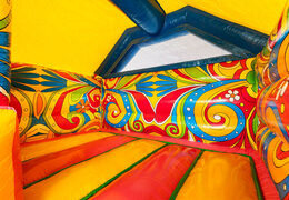 Fleurs jaune-orange à l'intérieur du Combo Toboggan Île Paradisiaque