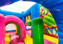 Arches roses et piliers verts intérieur coloré de Multiplay Ibiza