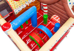 Intérieur du château gonflable Multiplay avec des arches, des piliers et des sacs de frappe