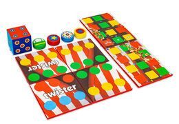 Ensemble de jeux coloré à l'avant du Softplay sur le thème des montagnes russes